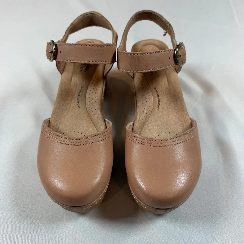 Clarks Paizlee Bay Clog Sandals 7W Tan Neutral Leather Ankle Strap Wooden Wedge